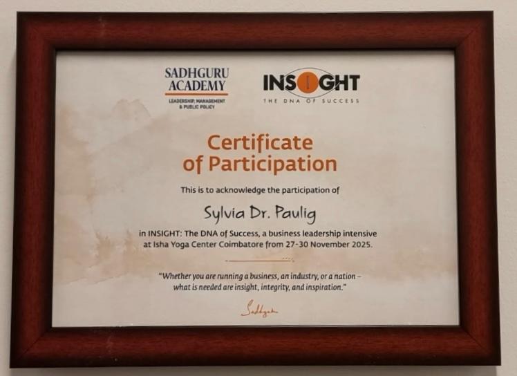 Teilnahmezertifikat von Sylvia Dr Paulig mit braunem Rahmen und farbigem Text