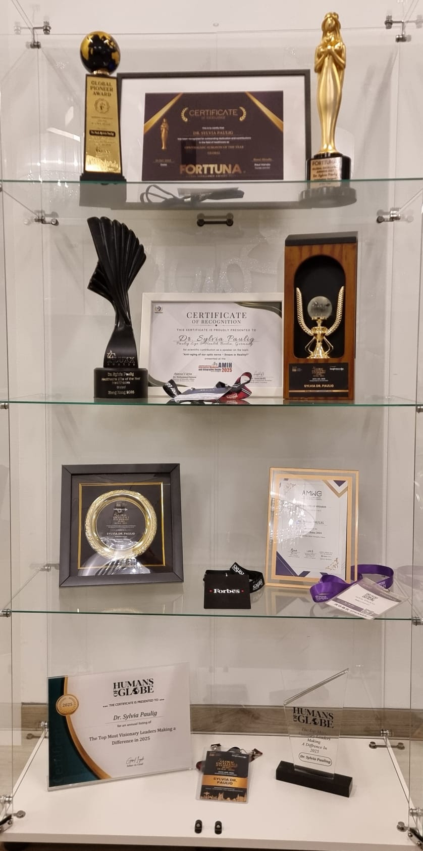 Vitrine mit Fortuna Zertifikaten und goldenen und schwarzen Awards auf Glasborden